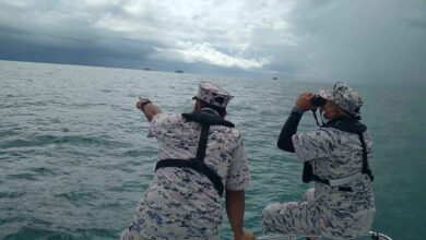 Retter suchen nach den vermissten Tauchern vor der Küste von Mersing in Johor.